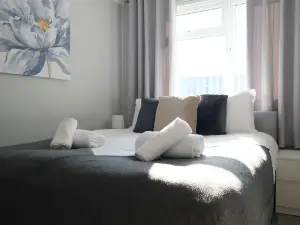 Convenient 4 Bedroom House with Garden in Luton