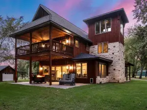 Luxury Cabin, 500’ Lake Front, 3 Acre Property on Lake Bob Sandlin!