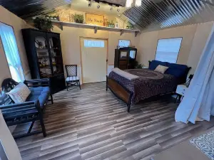 Our Studio, Beautiful! one bedroom, kitchen, living room, bath, very private.