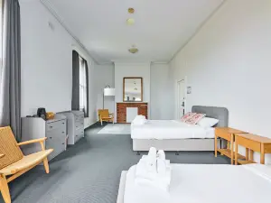 College Lawn Hotel