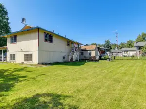 Shared Yard and Fire Pit Airy Anchorage Apt!