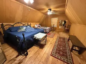 帕洛平託湖畔質樸小木屋，距私人船塢僅幾步之遙