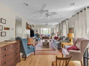 Home Port - Spacious Retreat In Prime Location 4 Bedroom Home
