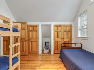 Charming 3-Bedroom House. Walk to Sunapee Harbor and Short Drive to Mt. Sunapee