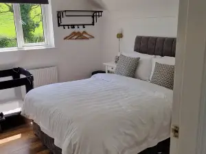 兩臥室小屋-可住4人-私人花園-停車場
