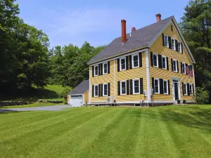 Hillside Haven: Luxe Farm Escape with 5BR - 2 King Bed - 2 Full Bath - Sleeps 10