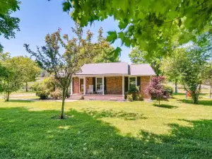 New- Tranquil & Gorgeous Countryside 3Br/2Bath Home on 1 Acre - 20 Min from Nashville!