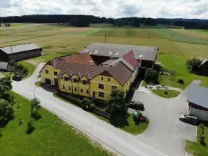 Kindererlebnis- Und Biobauernhof Hipp-Bruckner