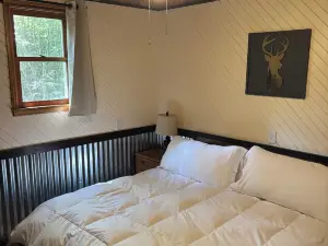 Charming 2-bedroom cabin in Springville with over an acre yard! Very peaceful!