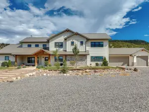 Nat'l Forest Access & Mtn Views: Family Eagar Home