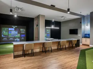 Sterling 1BR at Everett | Pool & Gym