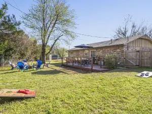 Modern Country Gem/Huge Yard/Coffee Bar/King Bed
