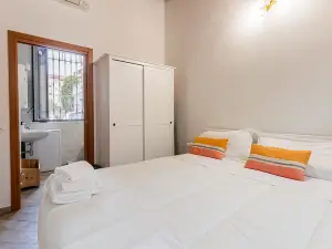 Moderno Loft Nel Cortile di un Casale Storico
