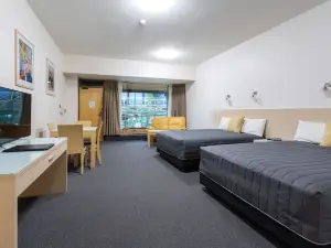 Mayfair Plaza Motel and Apartments