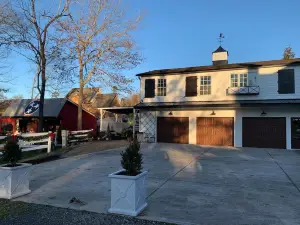 Five-Star Historic Boyd Harvey Carriage House 2 Bedroom Home by Redawning