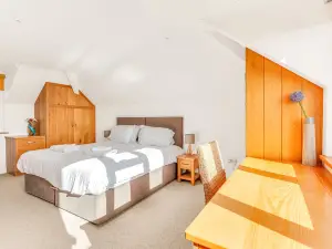 Attractive, pet friendly house with sea views