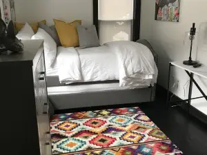 Lush Newley Renovated Home - Downtown Warren