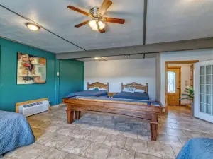 Moon River/Fenced Pool, Close to Golf and Frio, Volleyball, No Bunks, FREE FRIO