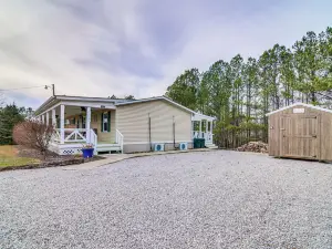 Monticello Home w/ 데크 & 불 구멍 < 수면까지 1 마일