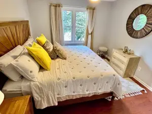 Galactic Oasis Wonderful 5 bedroom theme home, Wi-Fi, king beds and smart tvs