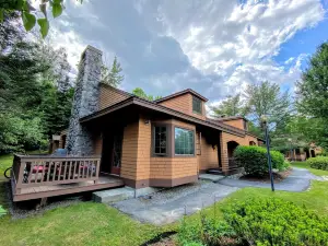 O9 New Renovated Bretton Woods Slopeside Condo with 2 Living Rooms Foosball Air Hockey