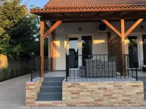 Vörösmarty apartmanház
