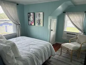 Beautiful Waterfront Retreat in Cambridge!