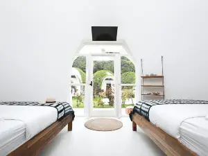 Igloo Beach Lodge
