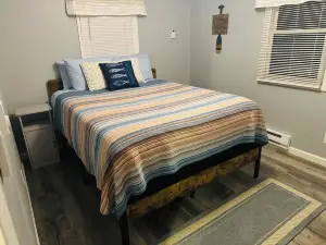 Charming 2-bedroom Lake House in Marion with WiFi and AC