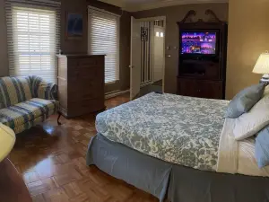 Spacious 7-bedroom house on quiet cul-de-sac in heart of Plattsburgh