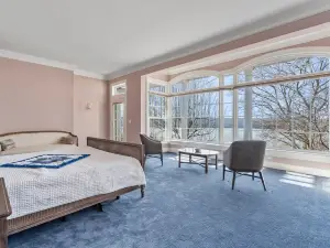 Luxurious house near Cornell campus with lake views and incredible sunsets.