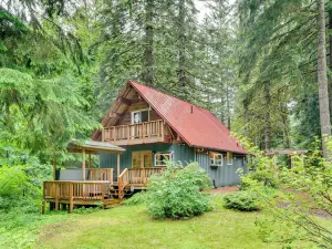 Peaceful Mt. Hood Cabin w/ Hot Tub & Fire Pit!