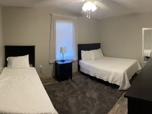 Modern Farmhouse 3 Bed, 2 Bath Apartment, Sleeps 7, Lots of Space, Downtown