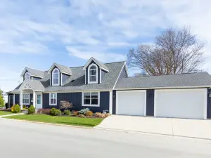 Exclusive Access to Serene Beach - Charming Lakeview Retreat