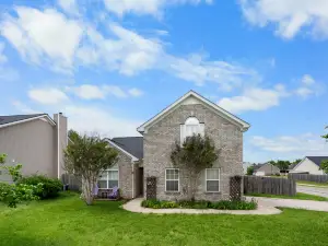 Breathtaking Views and Cozy Backyard - Spacious Family Retreat