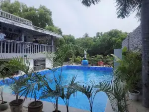 3 Bed House - Sleeps 20 - Pets - Pool - Garden