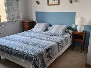 Air-conditioned villa with pool and fence
