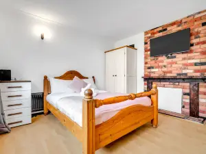 Spacious 4-Bedroom Haven in Orpington Retreat