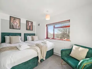 Beautiful 4 Bedroom Home with Parking in Rugby