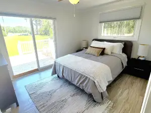 WATERFRONT!! HOT TUB 3 bedroom Oasis on 2+ acres - Sleeps 8