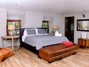 Cozy Lodge on Fort Gibson Lake. Pet-Friendly!