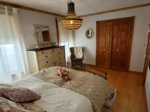 Saguenay-Lac-Saint-Jean Getaway  3-Bedroom Holiday Cottage with Garden View