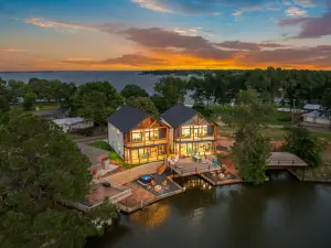 Big Group Retreat on Cedar Creek Canal 36 Guests