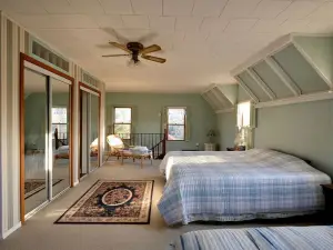 Cozy Corner Retreat - Pool, Sunroom, 0.7 Acres, 5 Minutes to the Beach