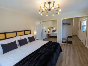 Luxurious, fully renovated 5 bedroom home great indoor & outdoor living spaces