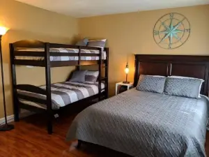 Next to Lake, Pool, 10 Acre Park, 1 Mile to Town, Best Prices