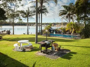 Lake Edge Holiday Units