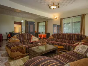 Tuzza Hotel