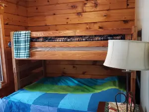 Cozy cottage with private waterfront & wifi