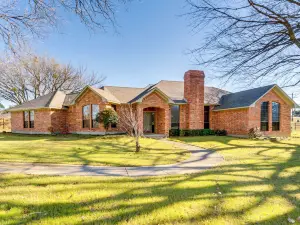 ~ 3 Mi to Dtwn: Aubrey Vacation Rental w/ Patio!